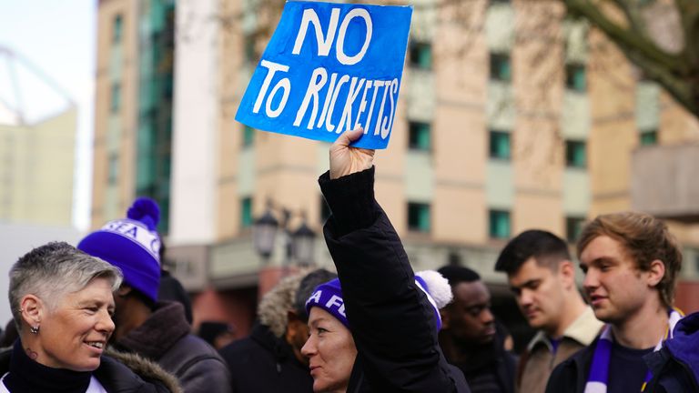 Chelsea taraftarları, kulübün Ricketts ailesine olası satışına karşı saha dışında protesto gösterisi yaptı