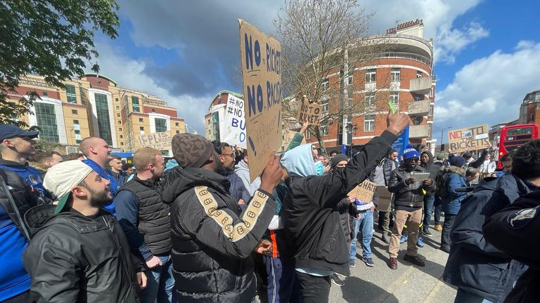 Aficionados del Chelsea protestan contra la oferta de propiedad de la familia Ricketts
