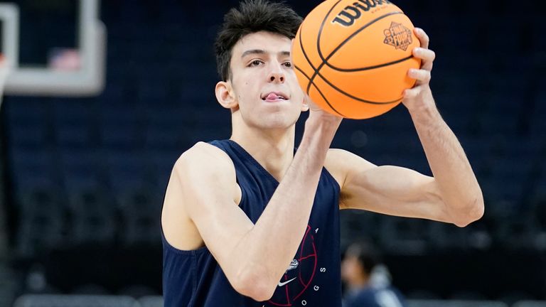 Gonzaga center Chet Holmgren shoots during practice