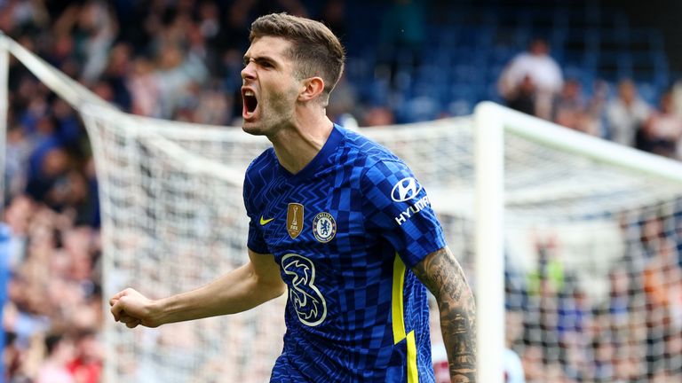 Christian Pulisic celebra después  de anotar un gol de la victoria contra West Ham