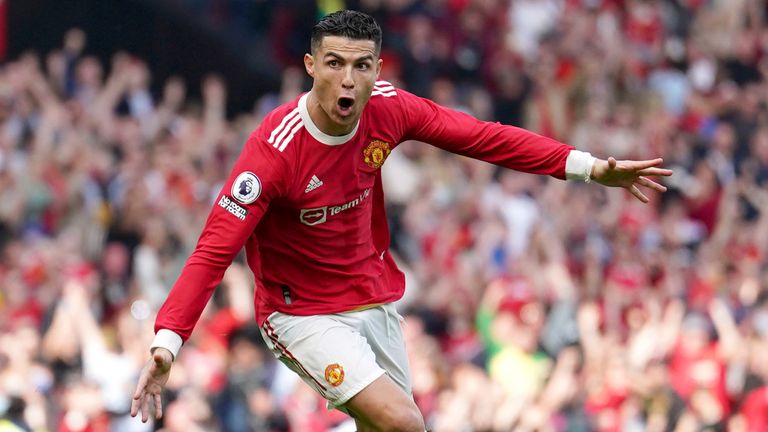 Cristiano Ronaldo melakukan selebrasi setelah tendangan bebasnya membuat Man Utd unggul 3-2 (AP)