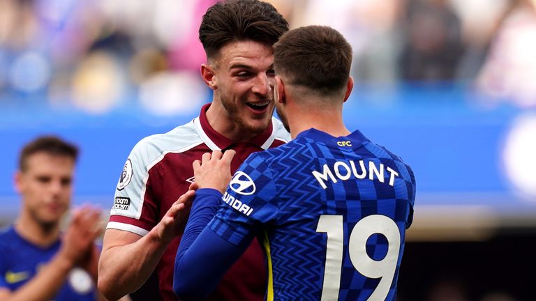 Declan Rice de West Ham United y Mason Mount de Chelsea después del partido de la Premier League en Stamford Bridge, Londres.  Imagen fecha: domingo 24 de abril de 2022.