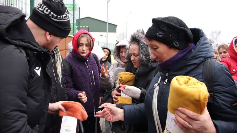 Cerdan hands out blankets at the Medyka refugee camp
