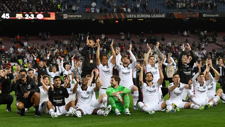 2022年4月14日，西班牙，巴塞罗那:足球:欧联杯，巴塞罗那俱乐部-法兰克福，淘汰赛，四分之一决赛，第二回合，诺坎普。法兰克福队庆祝2:3的胜利。图片来源:Arne Dedert/picture-alliance/dpa/AP Images