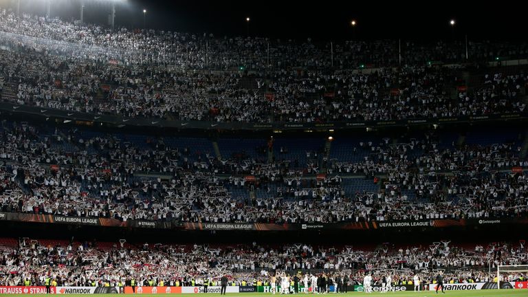 इंट्राचैट फ्रैंकफर्ट के खिलाड़ी गुरुवार 14 अप्रैल 2022 को स्पेन के बार्सिलोना के कैंप नोउ स्टेडियम में बार्सिलोना के खिलाफ यूरोपा लीग की जीत, दूसरे चरण, क्वार्टर फाइनल फुटबॉल मैच का जश्न मनाते हैं।  (एपी फोटो / जोन मोनफोर्ट)