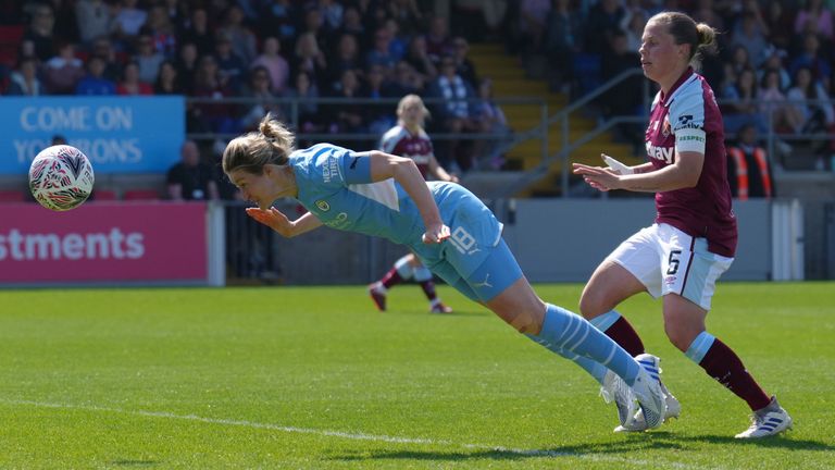 Manchester City&#39;s Ellen White scores their side&#39;s first goal of the game