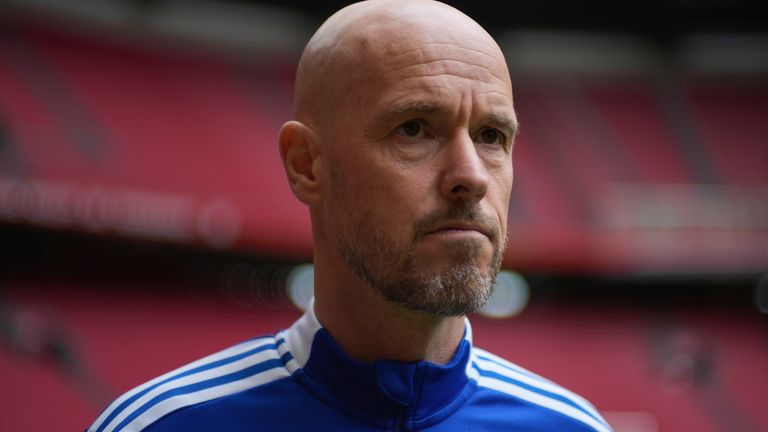 El entrenador del Ajax, Eric Ten Hag, espera después de una entrevista en el Arena de Ámsterdam, Holanda, el viernes 15 de abril de 2022. Los medios británicos y holandeses informan que Ten Hag llegó a un acuerdo verbal para entrenar al Manchester United (Foto AP/Peter Dejong) 