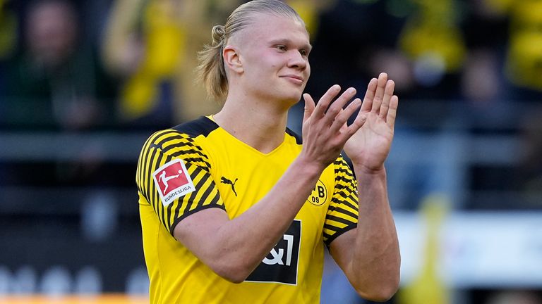 El goleador del Dortmund, Erling Haaland, celebra después de anotar el quinto gol de su equipo durante el partido de fútbol de la Bundesliga alemana entre el Borussia Dortmund y el VfL Wolfsburg en Dortmund, Alemania, el sábado 16 de abril de 2022. (Foto AP/Martin Meissner )