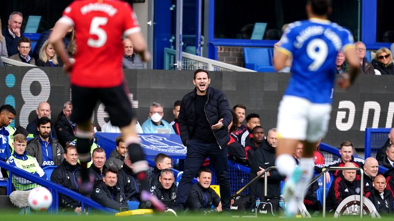 Frank Lampard instructs his Everton players