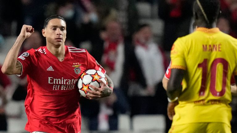 Darwin Nunez, do Benfica, ao centro, comemora após marcar ao Liverpool