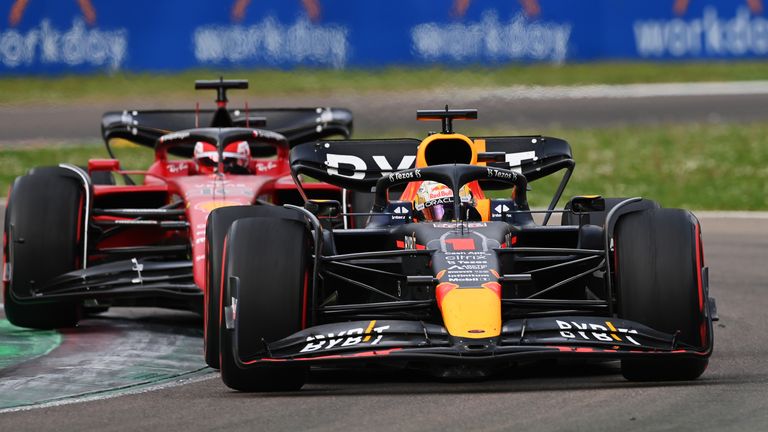 Max Verstappen melakukan overtake yang luar biasa pada Charles Leclerc untuk meraih kemenangan dalam Sprint Race di GP Emilia Romagna.