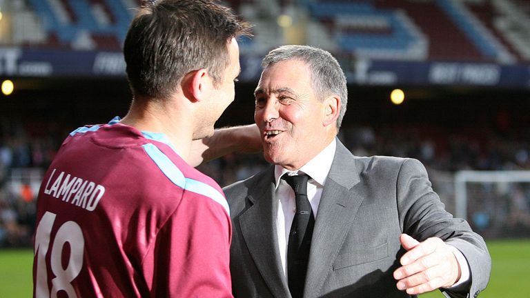 Frank Lampard greets Tony Carr at the West Ham United scout&#39;s testimonial in 2014