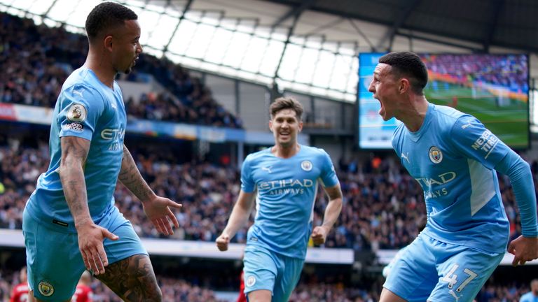 Gabriel Jesús celebra su gol con Phil Foden