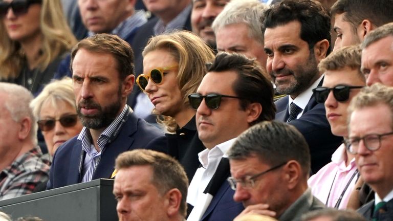 El director de Inglaterra, Gareth Southgate, con la directora del Newcastle United, Amanda Staveley, en las gradas de St. James'  Parque