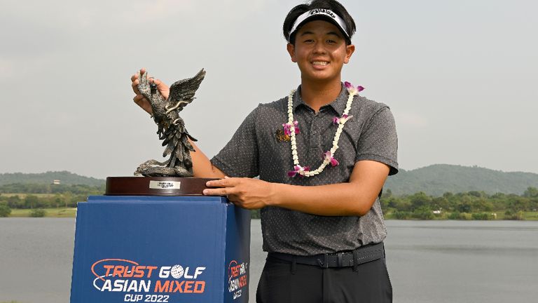 Ratchanon Chantananuwat with the winner's trophy