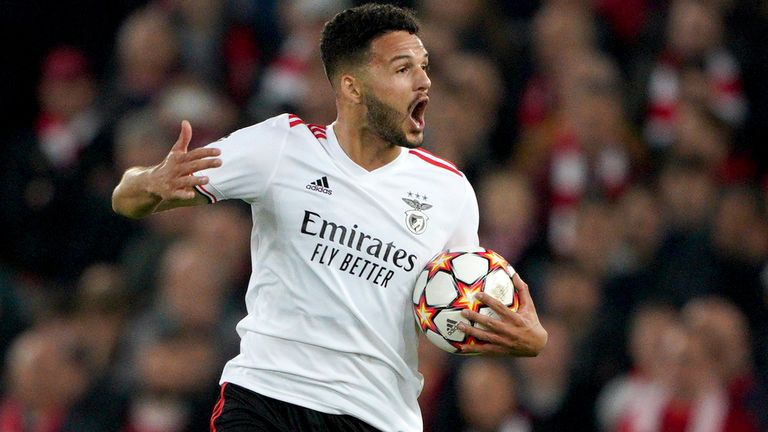 Gonçalo Ramos comemora o seu golo em Anfield