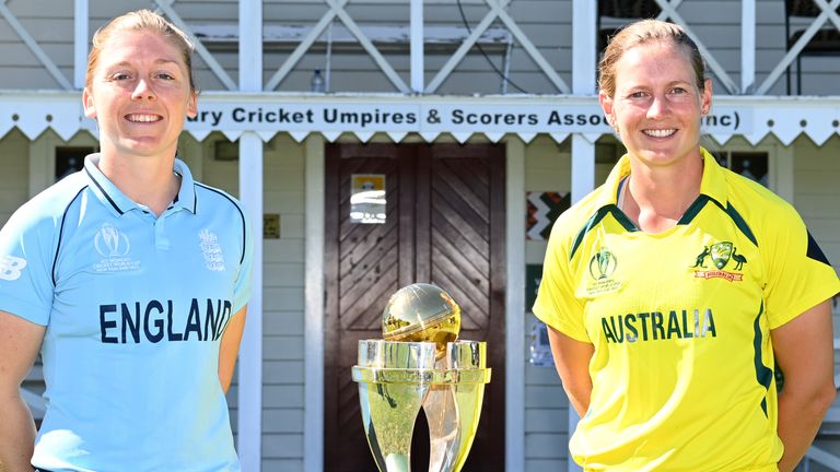 Kapten Heather Knight dan Meg Lanning berpose dengan trofi Piala Dunia Wanita - siapa yang akan mengangkatnya pada hari Minggu?