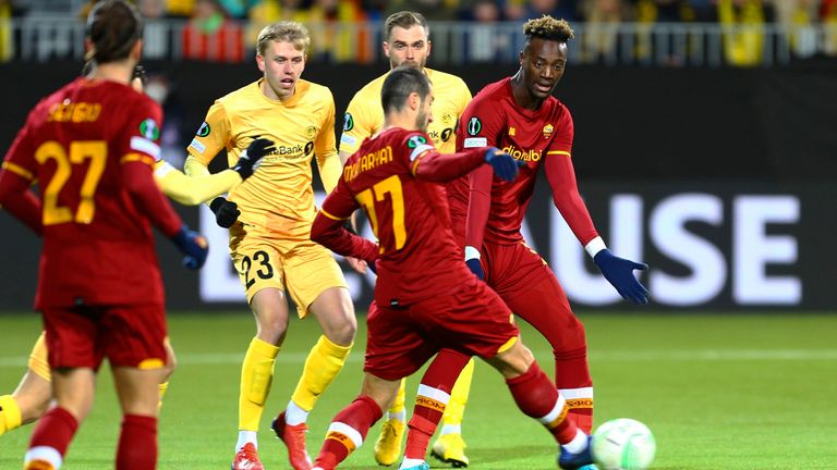 Bod.. 20220407..Bod.. / Glimt's Elias Kristoffersen Hagen (left) and Brede Moe in a duel with Roma's Henrikh Mkhitaryan and Tammy-Abraham (right) during the European conference league quarter final between Bod.. / Glimt and AS Roma at Aspmyra Stadium..Photo: Mats Torbergsen / NTB