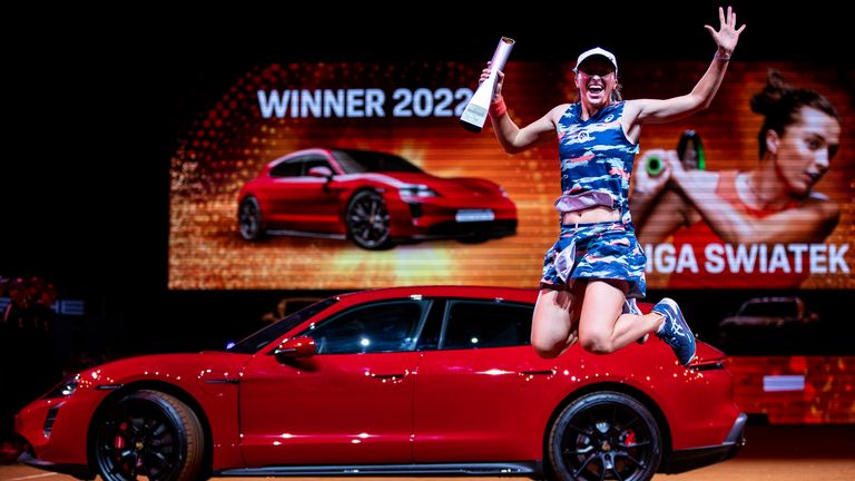 Swiatek ramène une Porsche à la maison en plus de son prix en argent (Tom Weller/DPA via AP)