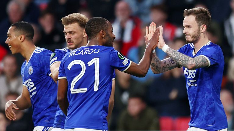 Leicester'o žaidėjas Jamesas Maddisonas švenčia su komandos draugu Ricardo Pereira po išlyginimo prieš PSV