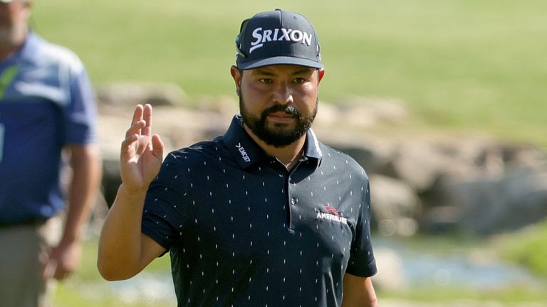 JJ Spaun saluda a la multitud en el green del 18 mientras logra la victoria en el Valero Texas Open