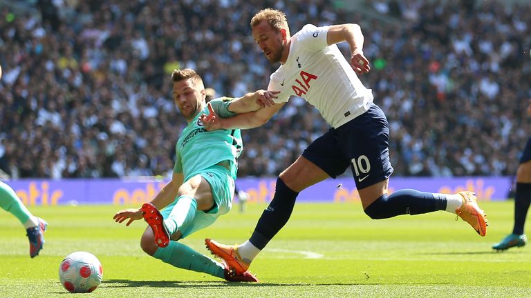 Joel Veltman de Brighton y los Spurs  Harry Kane lucha por el balón