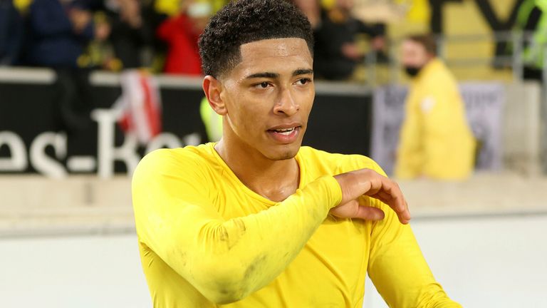 firo: 08.04.2022, Fuvuball, 1.Bundesliga, 1.Liga, season 2021/2022, VfB Stuttgart - BVB, - Borussia Dortmund Schluvujubel left to right: Jude Bellingham throws jersey into the fans Photo by: Marcel Engelbrecht/picture-alliance/dpa/AP Images