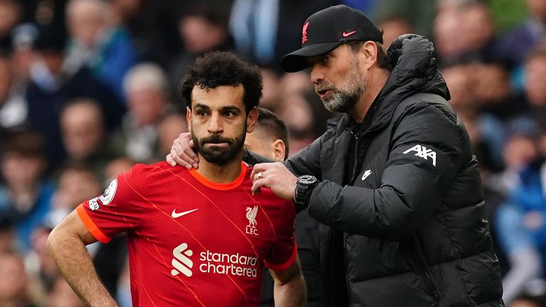 Jurgen Klopp speaks to Mohamed Salah on the touchline
