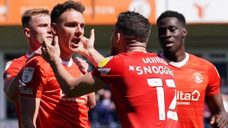 Kal Naismith dari Luton Town merayakan gol pertama timnya dari titik penalti 