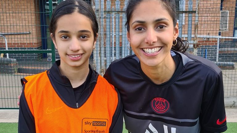 El joven futbolista de Essex posa con el futbolista de estilo libre Kaljit Atwal (derecha)