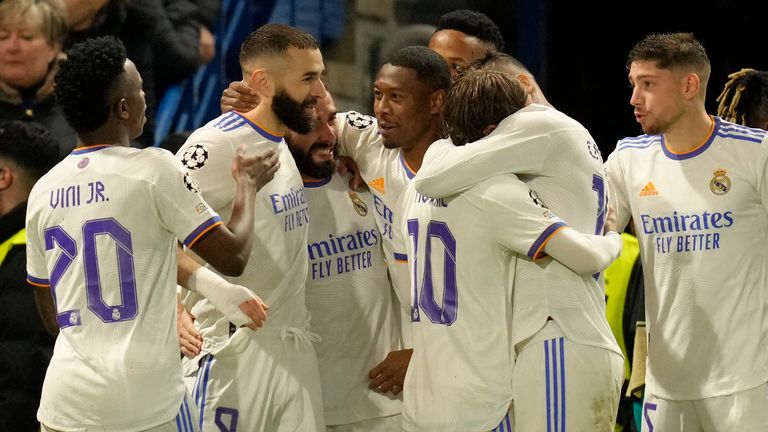 Karim Benzema melakukan selebrasi dengan mencetak hat-trick ke gawang Chelsea