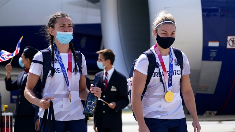 2020 年日本东京奥运会结束后，英国的 Karis Artingstal (R) 和 Lauren Price 抵达伦敦希思罗机场。