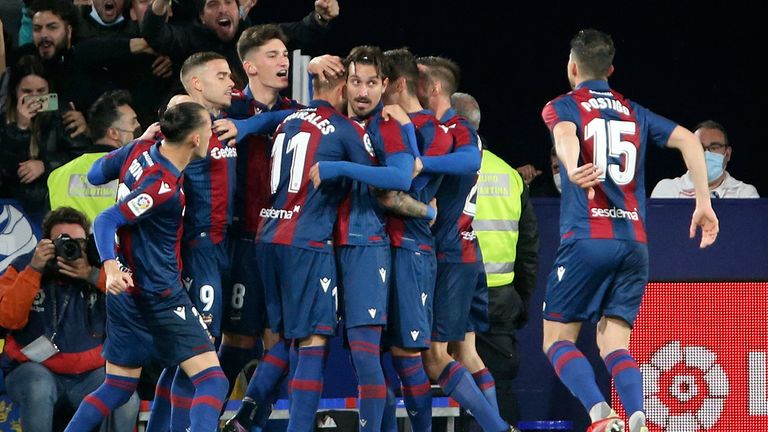 Los jugadores del Levante celebran tras marcar el gol inicial