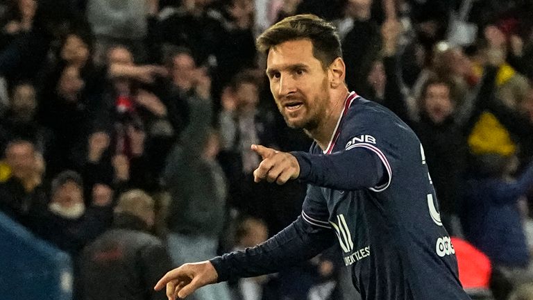 Lionel Messi ของ PSG ฉลองหลังจากทำประตูแรกระหว่างการแข่งขันฟุตบอล French League One ระหว่าง Paris Saint Germain และ Lens ที่สนามกีฬา Parc des Princes ในปารีสวันเสาร์ที่ 23 เมษายน 2022 (AP Photo/Michel Euler)