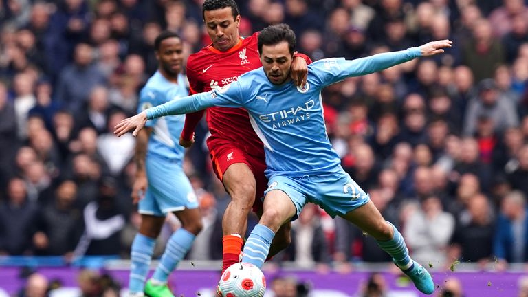 Man City sigue a un punto del Liverpool