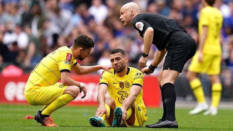 Chelsea&#39;s Mateo Kovacic appears injured before being substituted off