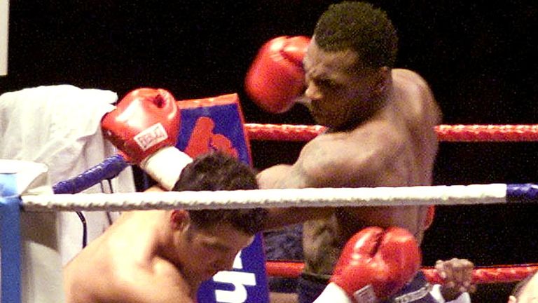 Mike Tyson vs Lou Savarese, 2000