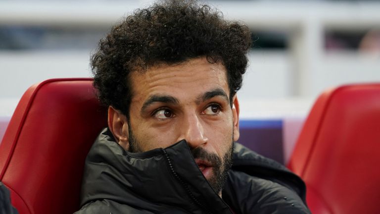 Mohamed Salah esteve no banco com o Liverpool na segunda mão contra o Benfica