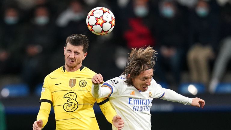 Luka Modric (derecha) desafía a Mason Mount en los cuartos de final de la Champions League