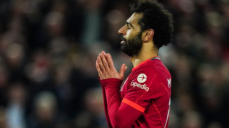 محمد صلاح يحتفل بقيادة ليفربول 4-0