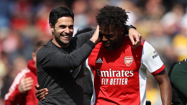 Mikel Arteta congratulates Nuno Tavares after the win over Manchester United