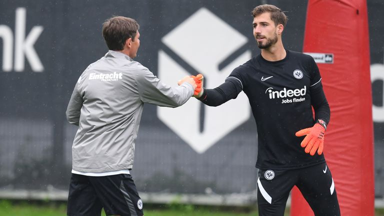 Pelatih Eintracht Frankfurt Oliver Glasner dan kiper Kevin Trapp