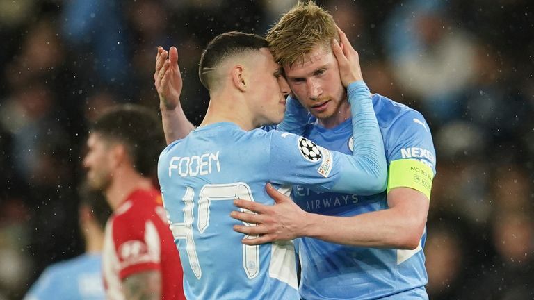 Phil Foden and Kevin De Bruyne celebrate during Manchester City & # 39; s victory over Atletico Madrid at the Etihad Stadium