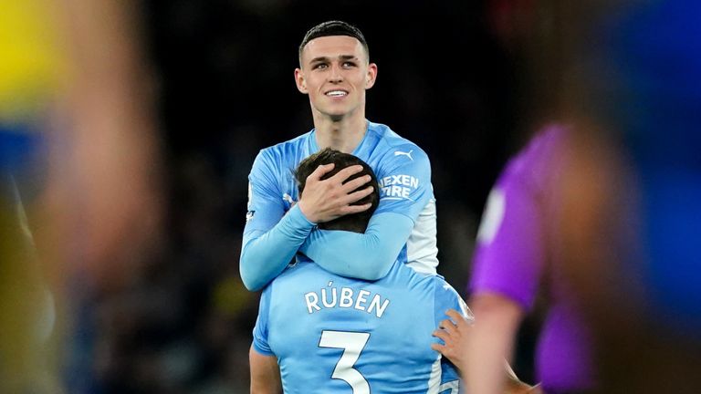 Phil Foden del Manchester City celebra marcar el segundo gol de sus lados