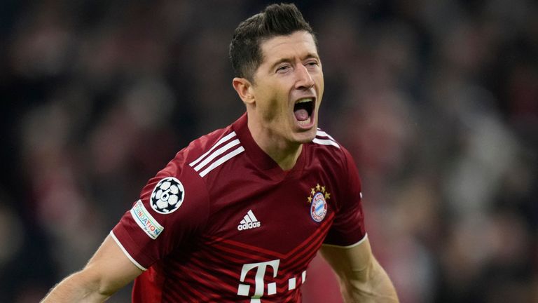 Robert Lewandowski celebrates after scoring his Bayern Munich's opening goal vs Villarreal