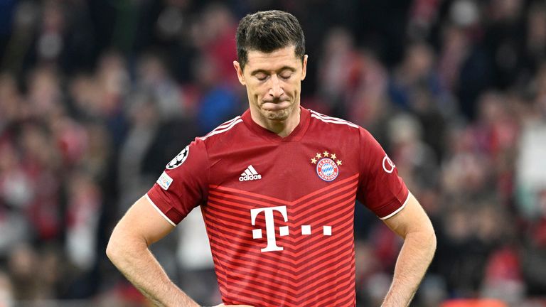 Robert Lewandowski mostra la sua tristezza dopo la partita del Villarreal