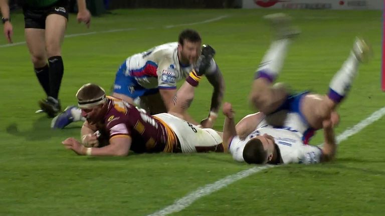 Luke Yates moved to the next level to close the gap between the Huddersfield Giants and Wakefield Trinity.
