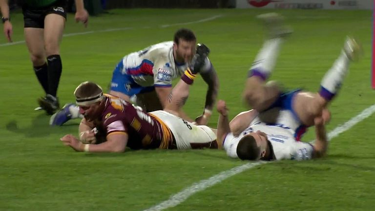 Luke Yates powered over to close the gap for Huddersfield Giants against Wakefield Trinity