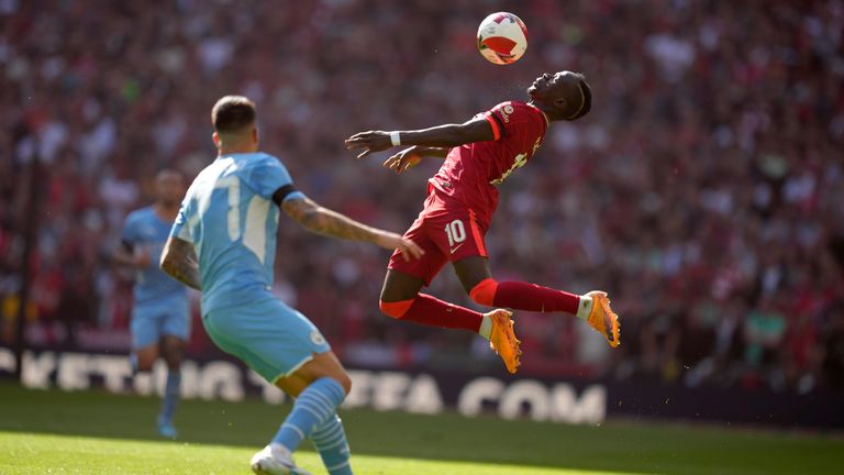 „Liverpool“ žaidėjas Sadio Mane valdo kamuolį, kai žiūri Joao Cancelo (AP)