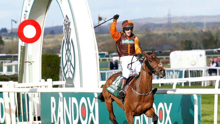 Sam Waley-Cohen celebra la victoria en el Grand National 2022 en Noble Yeats